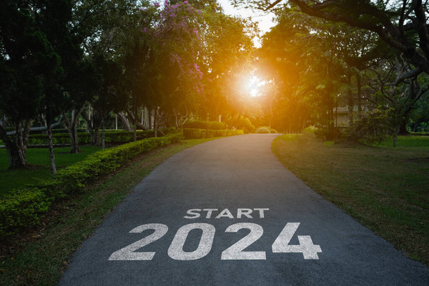 Felice anno nuovo 2024.2024 simboleggia l'inizio del nuovo anno. La lettera inizia il nuovo anno 2024 sulla strada nella strada percorso natura hanno albero ambiente ecologia o verde concetto carta da parati. - Foto, immagini