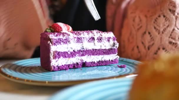 coupe Un morceau de gâteau de velours violet avec de la crème . - Séquence, vidéo