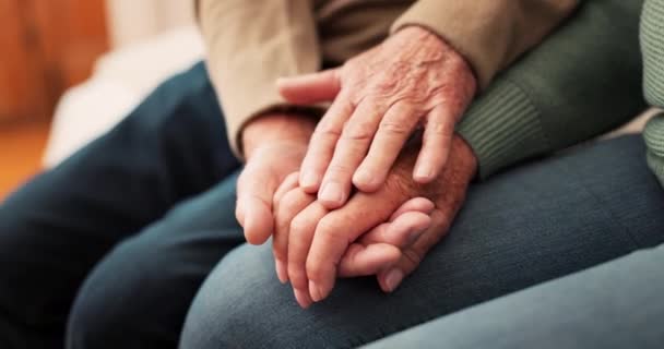 Maison, soins ou couple âgé se tenant la main pour la compassion, le soutien de guérison émotionnelle ou l'empathie du partenaire. Sécurité, retraite ou rapprochement des personnes âgées avec sympathie, compréhension ou respect. - Séquence, vidéo
