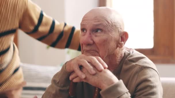 Paar, steun en senior man stress met kus en zorg in een huis met liefde en empathie. Angst, pensionering en huwelijk van ouderen samen op een woonbank met knuffel en rust met vriendelijkheid. - Video