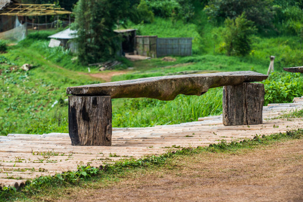 Drewniana ławka na górze w Mon Jam atrakcja turystyczna, Tajlandia. - Zdjęcie, obraz