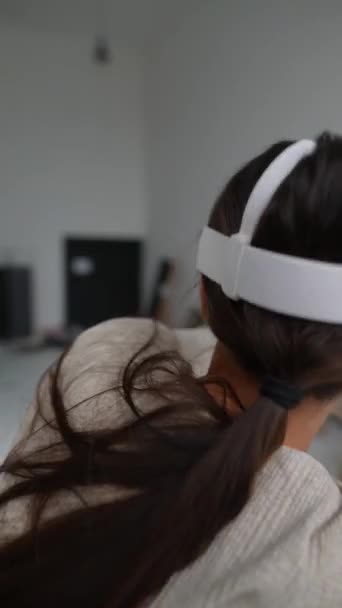 In een VR-headset is een jonge vrouw tijdens de kerstvakantie gewijd aan actieve sporten. Hoge kwaliteit 4k beeldmateriaal - Video
