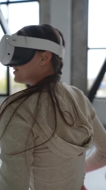 Actieve sportieve deelname kenmerkt de kerstvakantie voor een jonge vrouw in een VR-headset. Hoge kwaliteit 4k beeldmateriaal - Video