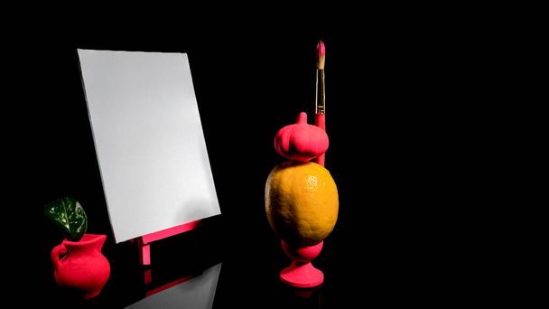 Kreatív csendélet citrommal és üres vászonnal fekete alapon - Fotó, kép