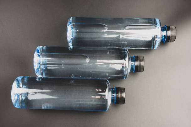 Primer plano de Botellas con agua sobre fondo negro - Foto, Imagen