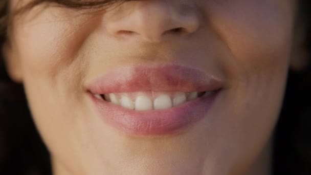 Collage van sensuele vrouwen bijten en likken sexy lippen. Sluit jonge vrouwen gezichten bijten mollige lippen. Aantrekkelijke lippen en mond close-up. Diverse groep gezichten gezonde huid close-up achtergrond 4K - Video