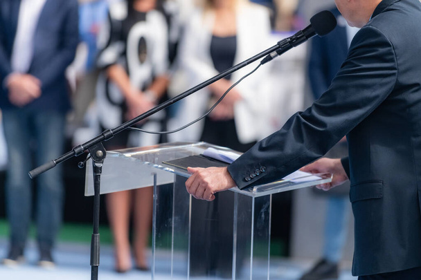 Manifestación política con un candidato político dirigiéndose a una audiencia cautivada con un discurso poderoso - Foto, Imagen