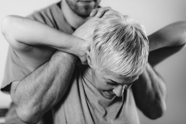 Fizikai terapeuta Stretching Senior Womans Neck  - Fotó, kép