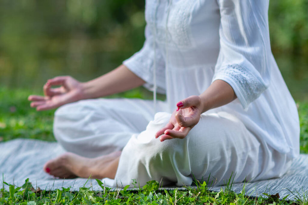 Mindfulness en un momento de meditación detallado. Enfoque en este primer plano de la mano de una mujer durante la meditación, capturando la esencia de la calma y la introspección - Foto, imagen