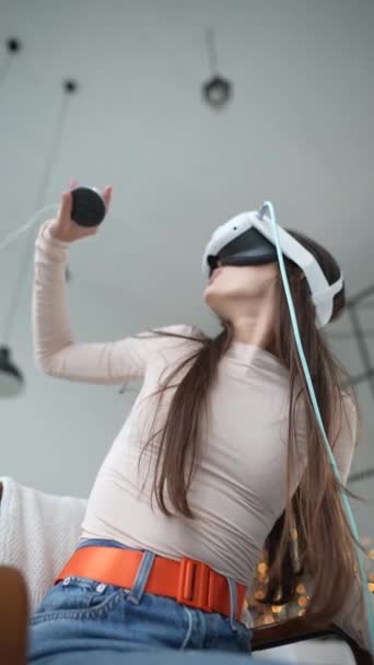 Tijdens de feestelijke kerstvakantie, een vrouw verwent in een videospel met behulp van een virtual reality headset. Hoge kwaliteit 4k beeldmateriaal - Video