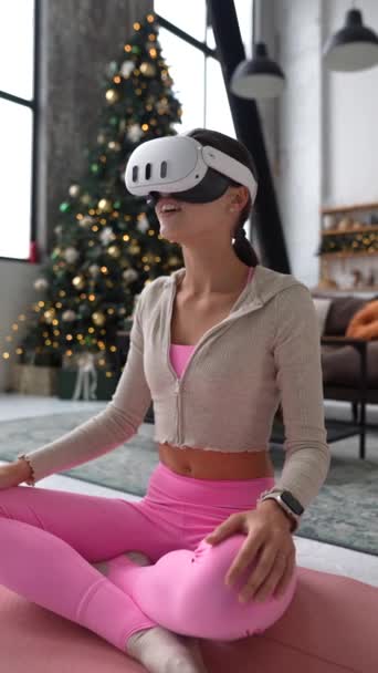 Μαθαίνοντας πώς να χρησιμοποιεί τα ακουστικά εικονικής πραγματικότητας, απολαμβάνει το χριστουγεννιάτικο δώρο της. Υψηλής ποιότητας 4k πλάνα - Πλάνα, βίντεο