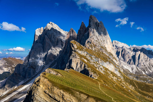 Άποψη στην κορυφή Seceda. Trentino Alto Adige, Dolomites Alps, South Tyrol, Ιταλία. Ορεινή οροσειρά, Βαλ Γκαρντένα. Μεγαλοπρεπής κορυφή Furchetta. Ομάδα Odles από τη Seceda, Santa Cristina Val Gardena. - Φωτογραφία, εικόνα