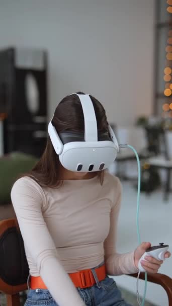 Detailaufnahme eines frischen Virtual-Reality-Headsets, das von einer trendigen jungen Frau getragen wird. Hochwertiges 4k Filmmaterial - Filmmaterial, Video