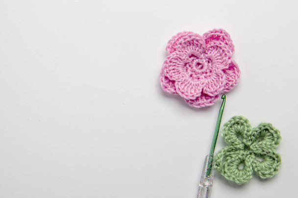 Цветок и клевер из пряжи
 - Фото, изображение