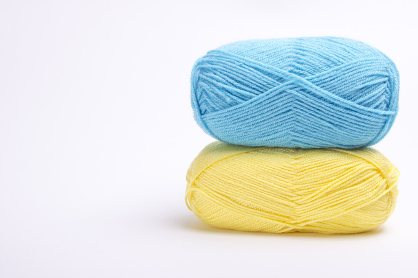 χρωματισμένο νήμα για πλέξιμο - Φωτογραφία, εικόνα