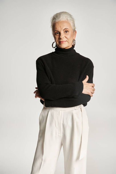 бізнес-портрет бізнес-леді середнього віку в розумному повсякденному вбранні позує на сірому тлі - Фото, зображення