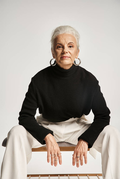 portrait d'entreprise, heureuse femme d'affaires d'âge moyen en tenue décontractée intelligente assise sur un banc intérieur - Photo, image