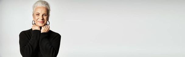 šťastný středního věku obchodní žena v elegantní elegantní ležérní oblečení pózování na šedém pozadí, banner - Fotografie, Obrázek