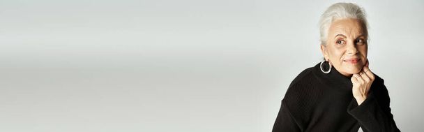 portré boldog középkorú üzletasszony elegáns öltözékben és karika fülbevaló szürke, banner - Fotó, kép