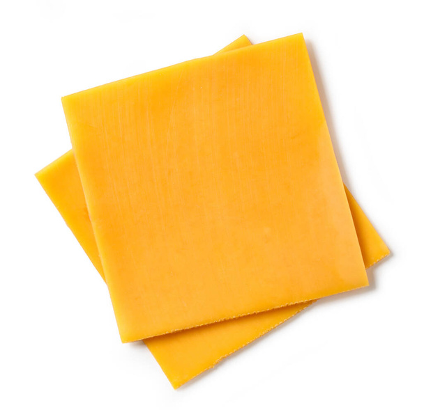 twee plakjes kaas geïsoleerd op witte achtergrond, bovenaanzicht - Foto, afbeelding