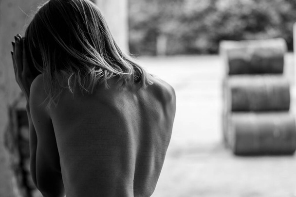 Espalda de mujer desnuda hermosa en blanco y negro, líneas para ilustración conceptual - Foto, Imagen
