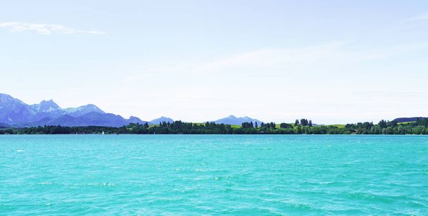 Forggensee cerca de Fuessen. Lago azul con paisaje circundante en el Allgau bávaro. - Foto, imagen