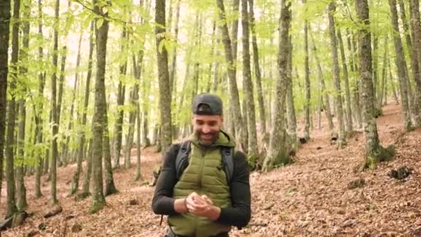 Kaukasier pflückt Kastanien und bietet sie mit beiden Händen an - Filmmaterial, Video