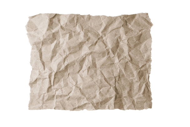 Feuille de papier rectangle froissé brun avec bord déchiré isolé sur fond blanc. Papier artisanal recyclé ridé, texture plissée, bordure grunge. Modèle, maquette avec espace de copie pour le texte. - Photo, image