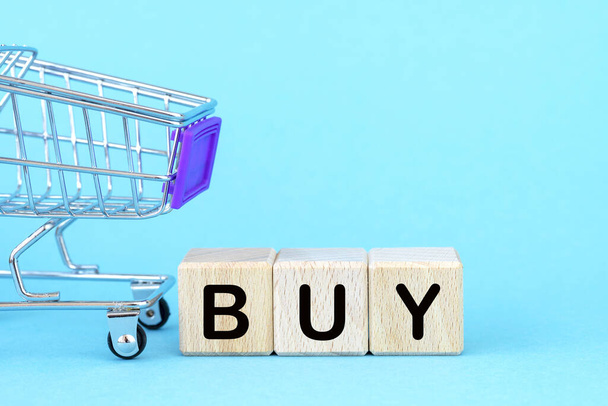 Dřevěné kostky se slovem koupit. košík, košík. nákup, koupit koncept. nákup nebo prodej zboží nebo služeb  - Fotografie, Obrázek