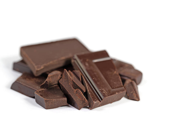 Pedaços de chocolate contra um fundo branco em close-up - Foto, Imagem