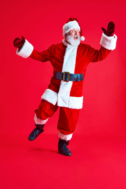 Hombre maduro feliz y alegre se parece a Santa Claus con el oso gris largo bailando porque comienzan las vacaciones de invierno mágicas. Concepto de vacaciones de invierno, Feliz Navidad, alegría y diversión. - Foto, Imagen
