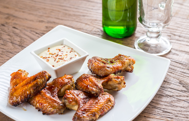 gebackene Chicken Wings mit würziger Sauce - Foto, Bild
