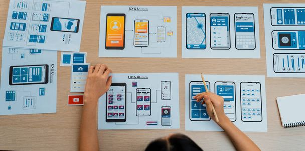 Top view panorama banner van startup bedrijf werknemer van plan op user interface prototype voor mobiele applicatie of website op kantoor. UX UI ontwerper brainstorm gebruiksvriendelijk interface plan. Synergie - Foto, afbeelding