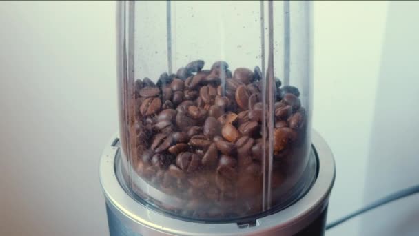 Moliendo granos de café en licuadora eléctrica. - Metraje, vídeo