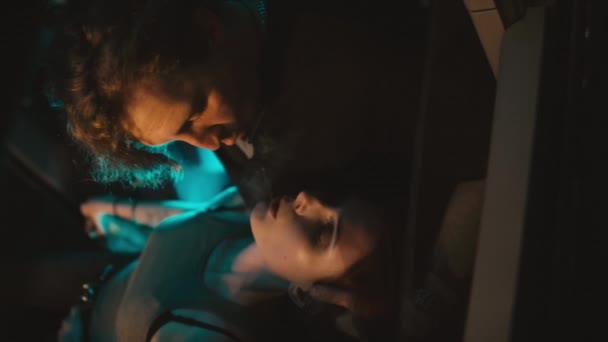 Arco de cerca disparo de joven pareja caucásica vapeando y exhalando humo mientras se miran en el coche por la noche - Metraje, vídeo