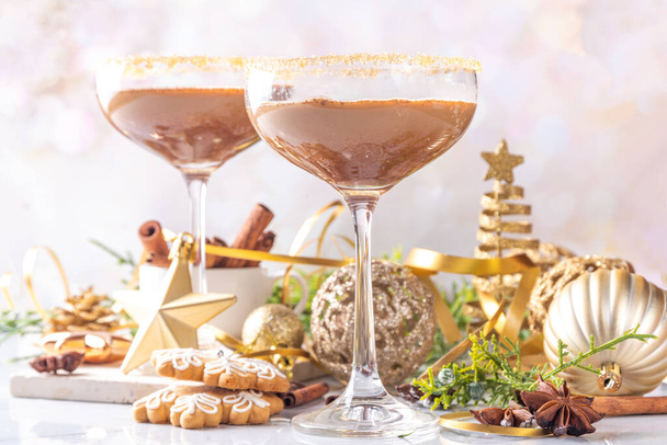 Kerst Gingerbread martini cocktail, kruidige winter alcohol cocktail met peperkoek siroop, op Nieuwjaar Xmas gedecoreerde achtergrond  - Foto, afbeelding