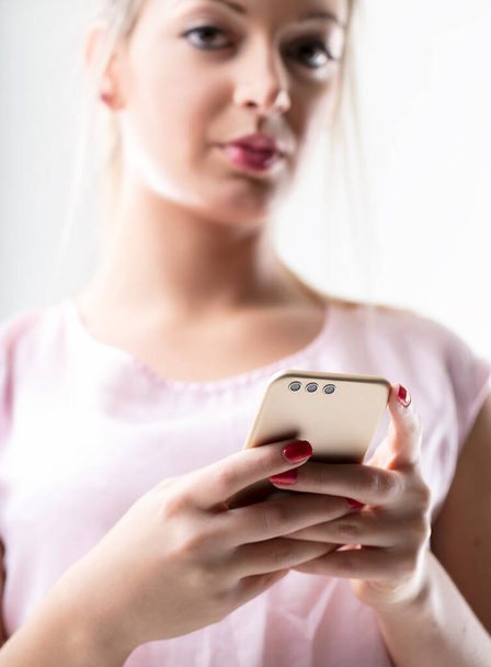 Nő lekötött az okostelefon, képviselő a digitális korban befolyása - Fotó, kép