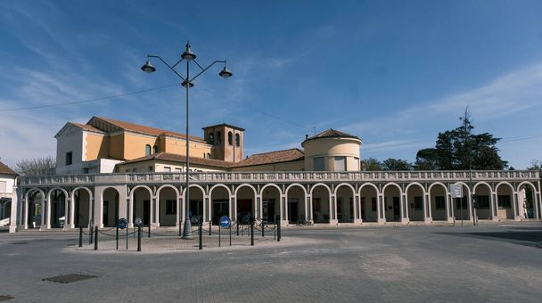 Tresigallo a Ferrara, colonnato all'ingresso della città. Foto di alta qualità - Foto, immagini