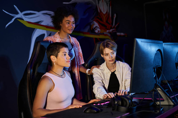 Διαφορετική ομάδα γυναικών που επικεντρώνονται σε ένα cybersport gaming session, interracial παίκτες έννοια - Φωτογραφία, εικόνα