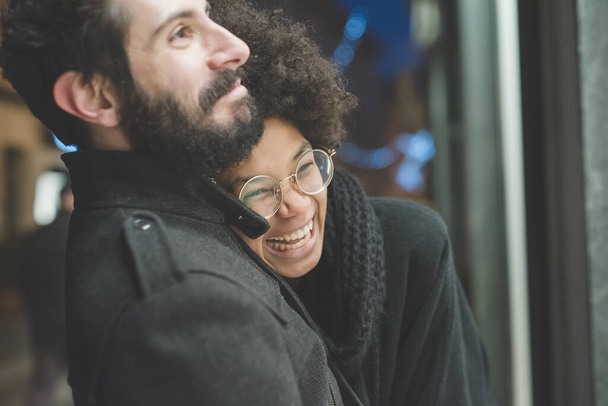 νεαρό πολυεθνικό ζευγάρι αγκαλιάζει υπαίθριο χαμογελώντας διασκεδάζοντας γελώντας  - Φωτογραφία, εικόνα