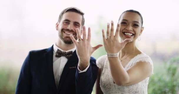 Paar, glimlach en trouwring voor toewijding, liefde en buitenleven of belofte en trouw in het huwelijk. Pasgetrouwden, juwelen en geloof of vertrouwen in relatie, hoop en partnerschap in portret van steun. - Video