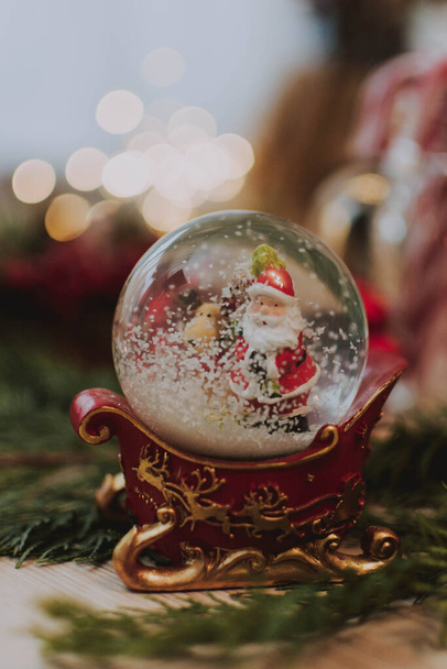  Um globo de neve cristalina de um Papai Noel no Natal - Foto, Imagem