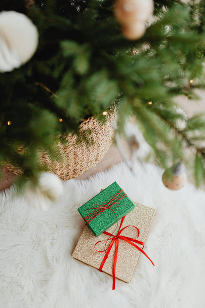 Πράσινο και χρυσή κορδέλα τυλιγμένα κουτιά δώρου για τα Χριστούγεννα - Φωτογραφία, εικόνα
