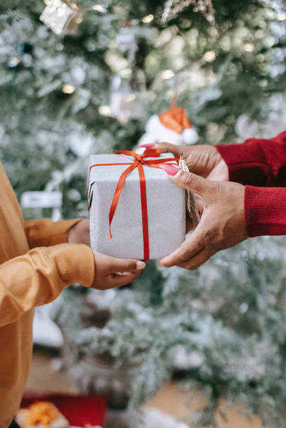 Osoba dává zabalené bílé dárkové krabice dárek překvapení pro další osobu na Vánoce - Fotografie, Obrázek