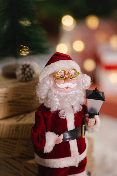 Санта-Клаус сидит на расплывчатом фоне рождественских гномов изображения - Фото, изображение