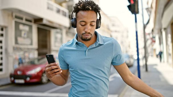 Hombre afroamericano escuchando música y bailando en la calle - Foto, imagen
