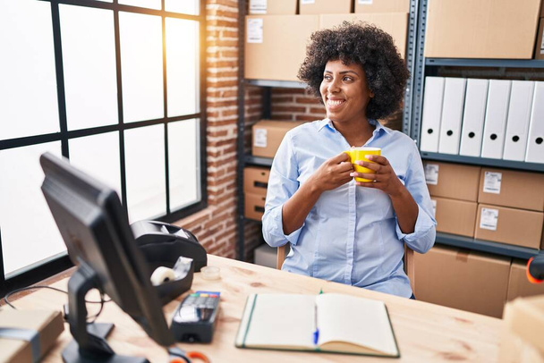 Afrikaans amerikaanse vrouw e-commerce zakenman drinken koffie op kantoor - Foto, afbeelding
