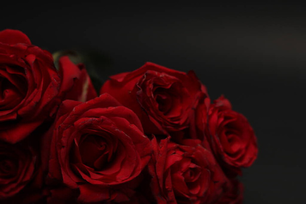 赤いバラ バレンタインデーの背景. フラワーコンポジション - 写真・画像