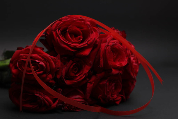 Κόκκινα τριαντάφυλλα Ημέρα του Αγίου Βαλεντίνου φόντο. Σύνθεση λουλουδιών - Φωτογραφία, εικόνα