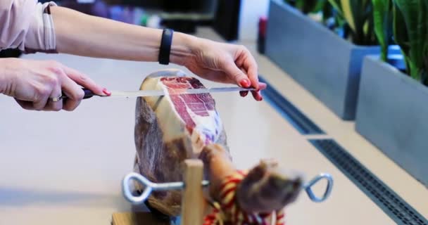 Nainen leikkaa espanjalainen jamon lähikuva kädet - Materiaali, video